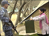 Nepalesa deposita voto na urna