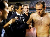 O jogador argentino Desabato, do Quilmes, é levado preso no estádio do Morumbi