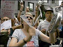 Manifestantes em frente à Suprema Corte de Justiça da Argentina 