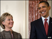 Obama e Hillary Clinton durante anúncio no Departamento de Estado (AFP)