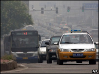 Carros em meio à poluição em Pequim