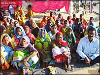 हड़ताल करते सरगुजा के मज़दूर