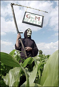 Genetik yapısı değiştirilmiş ürünleri protesto eden bir gösterici