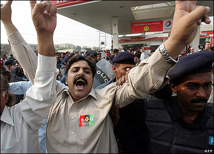 Cảnh sát bắt giữ những người ủng hộ bà tại Lahore