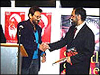 शेखर कपूर ने पुस्तक का विमोचन किया