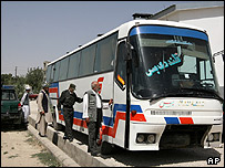 اتوبوسی که شهروندان کره از داخل آن ربوده شدند