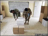 Chuẩn bị tại điểm bỏ phiếu ở Ramadi