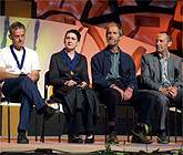 Phillip Nichol, o Gaerdydd, enillydd y Fedal Aur Celfyddyd Gain ynghyd ag enillwyr y Fedal Aur Crefft a Dylunio a'r Fedal Aur mewn Pensaernïaeth