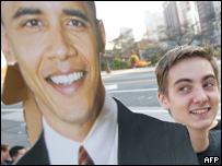 Militante pró-Obama segura cartaz com a cara do então candidato no dia da eleição em Chicago