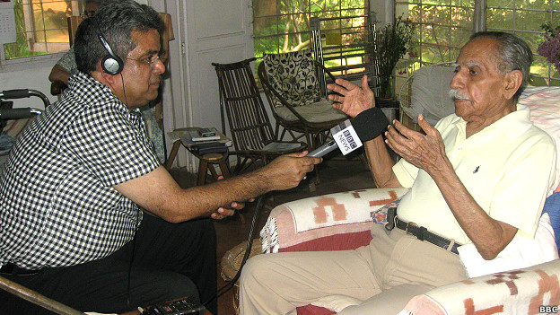 کے کے تیواری بی بی سی نامہ نگار ریحان فضل کے ساتھ بات کرتے ہوئے