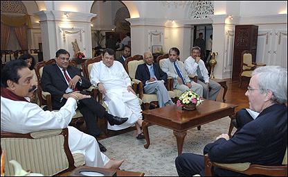 John Holmes (r) meeting President Rajapaksa and other Sri Lankan officials (file photo)