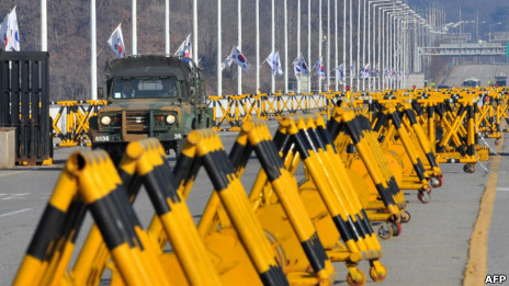 韩国坡州通往朝鲜公路竖起长长的路障（10/4/2013）