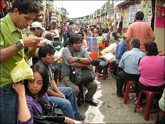Gente sentada en la feria
