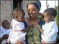 Marguerite Barankitse ari kumwe n'abana areze