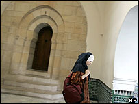 Paris'te bir camiden çıkan Müslüman kadın