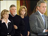 O presidente dos Estados Unidos, George W. Bush, e familiares de grávida assassinada