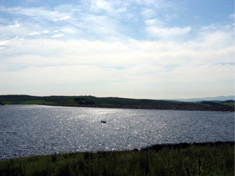 Diwrnod braf ger Llyn Brenig