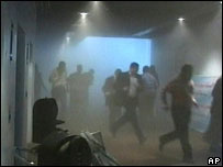 Pessoas tentam sair do prédio do Parlamento iraquiano após a explosão