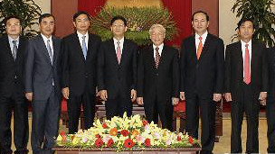 Ông Trọng chụp ảnh lưu niệm với phái đoàn Trung Quốc