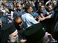 تظاهرکنندگان فلسطينی اعتراض خود را به سراسقف ايرينيوس اول بيان می کنند