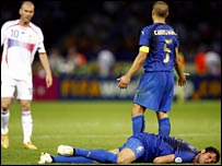Zinedine Zidane observa Materazzi caído em campo
