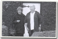 Llun o Lil a Sharon tu allan i Glyn - yr hen gartref