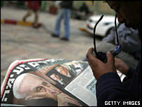 اسرائیلی شہری شیرون کے بارے میں خبر پڑھ رہا ہے