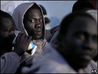 Imigrante ilegal detido antes de entrar nas ilhas Canárias