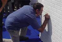 Ar ei gliniau daw'r awen . . .