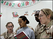 سربازان آمريکايی سرود کريسمس را در پايگاه خود در بغداد می خوانند