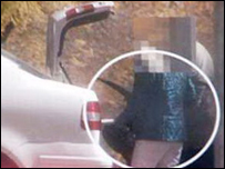   Bộ phim chiếu cảnh quay lén vụ trao đổi trước sứ quán Việt Nam mà người trong ảnh nay được biết là bà Vũ Mộc Anh