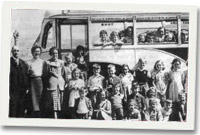 Tynnwyd y llun yma yn 1950, ac mae'n dangos y disgyblion ar gychwyn ar daith, wedi ei threfnu gan y Cynghorydd Hugh Owen (a welir ar y chwith) mewn bws o amgylch y Gogarth Fawr.Yn sefyll wrth ddrws y bws mae Miss Mari Wynn Meredith, prifathrawes yr ysgol.