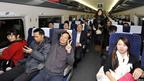乘客在廣州南至北京西的G80次高鐵列車上等候發車（新華社圖片26/12/2012）