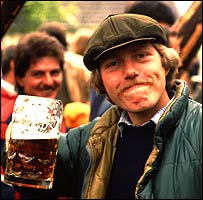 Alemão segura copo de cerveja