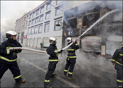 Lính cứu hỏa dập cháy ở Lhasa hôm 14.03