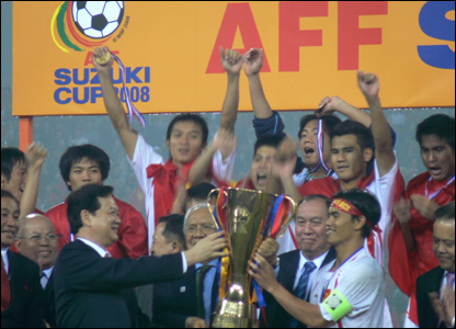 Thủ tướng Việt Nam Nguyễn Tấn Dũng trao cúp cho đội trưởng Tài Em.