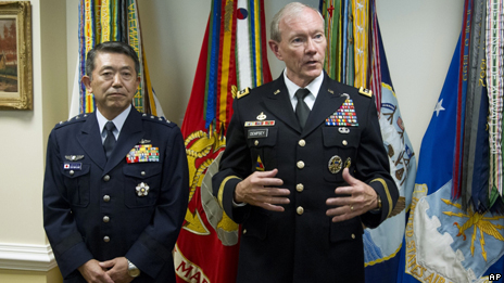 日本自卫队统合幕僚长岩崎茂与美国参谋长联席会议主席马丁·登普西(23/08/2012)