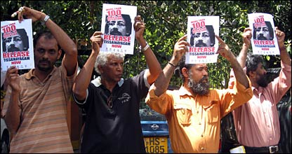 Journalist leaders protest in front of the court (photo KS Udayakumar)