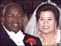 Contrariando o Vaticano, Emmanuel Milingo se casou há seis anos 