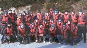 Y garfan gyfan cyn mynd ar y <i>Shootover Jet.</i>