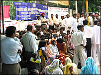 फ़ैसले के ख़िलाफ़ प्रदर्शन