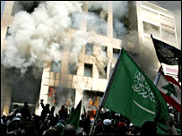 Khói bốc lên từ đại sứ quán Đan Mạch ở Beirut