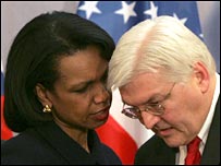 فرانک والتر اشتاين ماير، وزير خارجه آلمان، در کنار کاندوليزا رايس