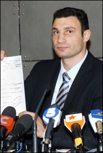 Віталій Кличко на цьому архівному фото оголошує про участь у виборах мера, проте політика боксеру "не пішла"