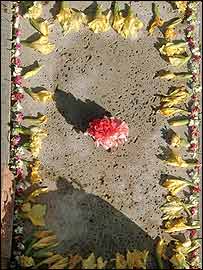 سنگ قبر احمد شاملو پس  از تخريب - عکسها از آرش عاشوری نيا - وب سايت کسوف