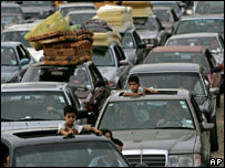 Congestionamento provocado por refugiados retornando a suas casas perto de Beirute
