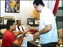 Eliyantha White treating Sachin Tendulkar while President Rajapaksa looks on (photo: Mr White's blogsite)