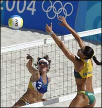 Shelda disputa uma bola com Ana Paula na rede (foto Evandro Teixeira)