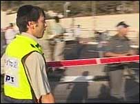 Membros do resgate no local do ataque com mulher-bomba em Jerusalém