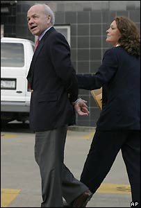 केनेथ ले अदालत जाते हुए